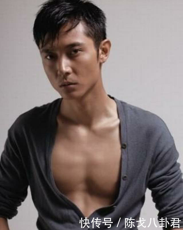 张丹峰出轨风波后为继子庆生，站在一起被调侃更像哥弟俩，一家人