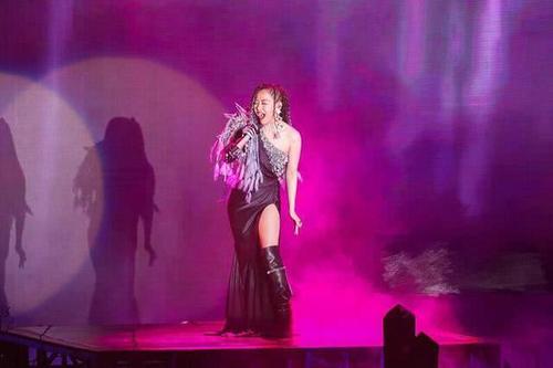 张靓颖敢穿，这个开叉裙她穿起来气场爆棚，网友：今夜1米8