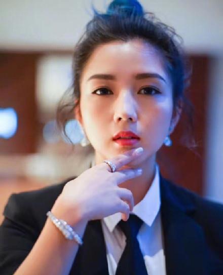 被评“做人不行”何洁公开回怼网友：要对自己说的话负法律责任