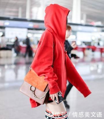 王丽坤真敢穿！卫衣下面直接是腿袜，网友林更新赚大发了！