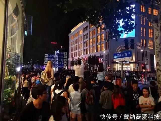 火了！上海再现“拉链式过马路”