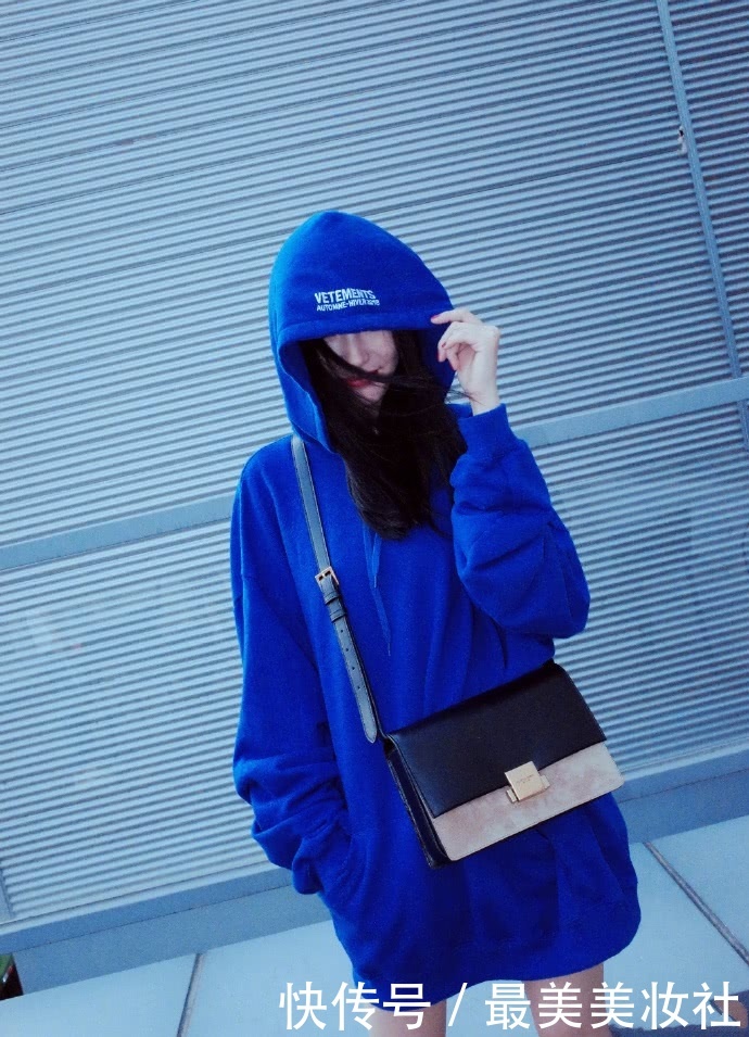 杨幂西装穿得比短裤还长，却搭配了一双过膝长靴，惊现迷人漫画腿