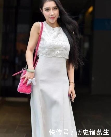 碎花:街拍:美女碎花上衣配黑色短裤,时尚潮流的穿着,酷范十足