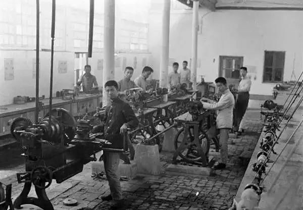 美国人在鞋盒里发现了6000张中国老照片，轰动全世界