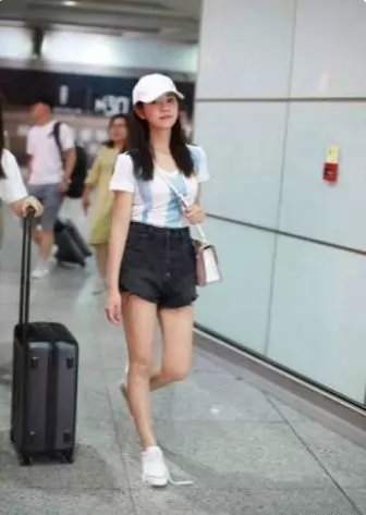 瘦了?陈妍希的小蛮腰、大长腿都出来了，网友:最近在健身