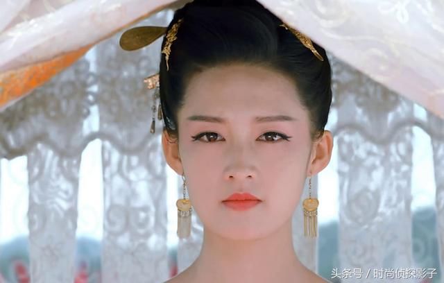 戴爱心耳环的古装女子，胡静素雅、范文芳婉约、沈傲君很时髦