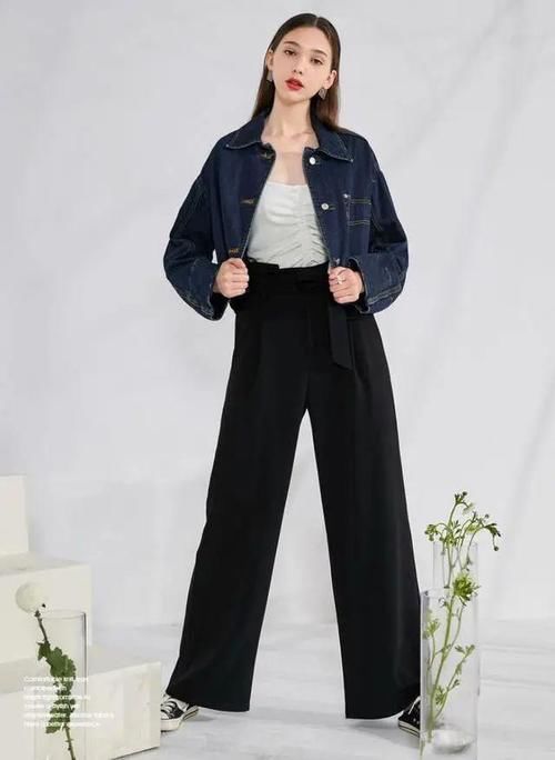  「气色」今年流行“经典蓝”质感穿搭，提亮气色显品味