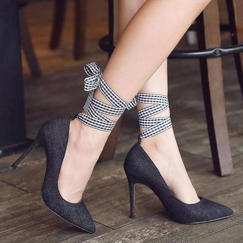 性感与高跟鞋的碰撞,流露出华丽的宫廷风范