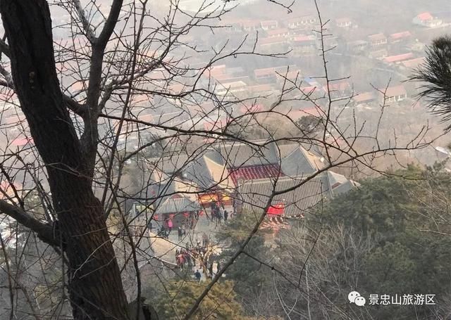 冬日纷纷的雨，悠远寂静的山！