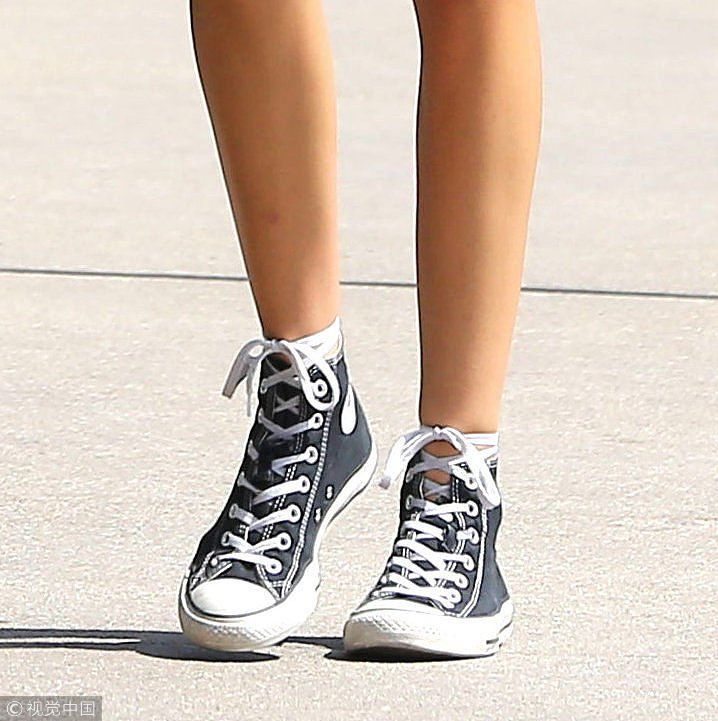 凯雅杰柏腿似麻杆胸似排骨  小白裙深V到胃似纸片人