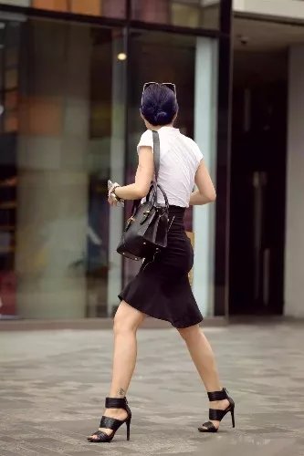 路人街拍，可爱小姐姐穿着清凉，身上一点赘肉都没有，长相耐看