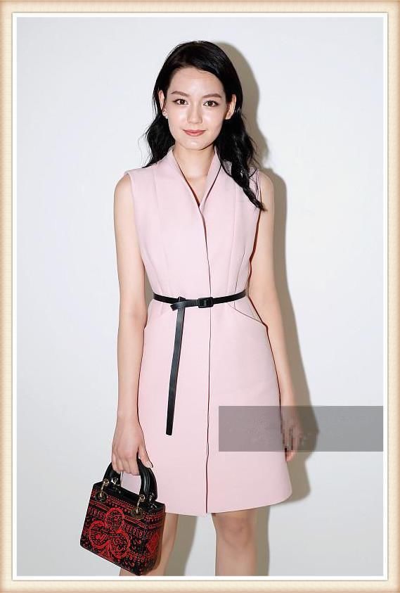 当18岁李诗颖穿粉色裙撞上29岁杨颖，网友：果然姜还是老的辣！