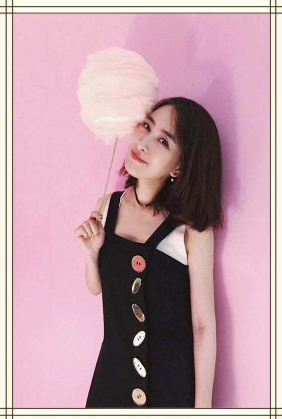 马苏不安分啦！扣子“七扭八歪”来装嫩，网友：一把年纪看着掉价