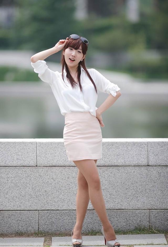 肤色丝袜与高跟鞋一齐穿，公园里的女孩很Nice!