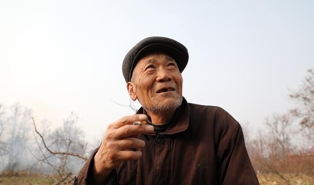 农村8旬老人独守200年土窑洞,一辈子烟不离手,看他活成啥样子