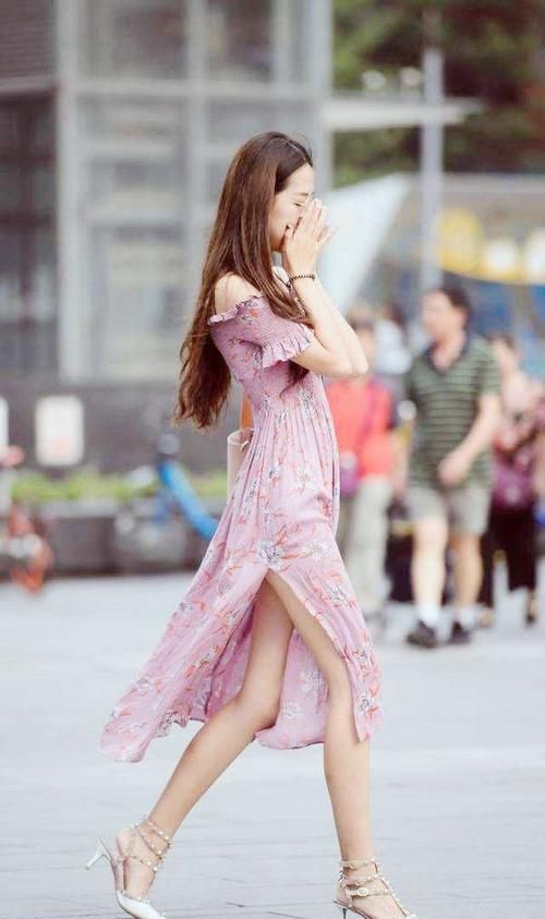 『真敢』女神潮范儿美搭!街拍:小姐姐真敢穿,裙子开叉这么高,诱惑力满满!
