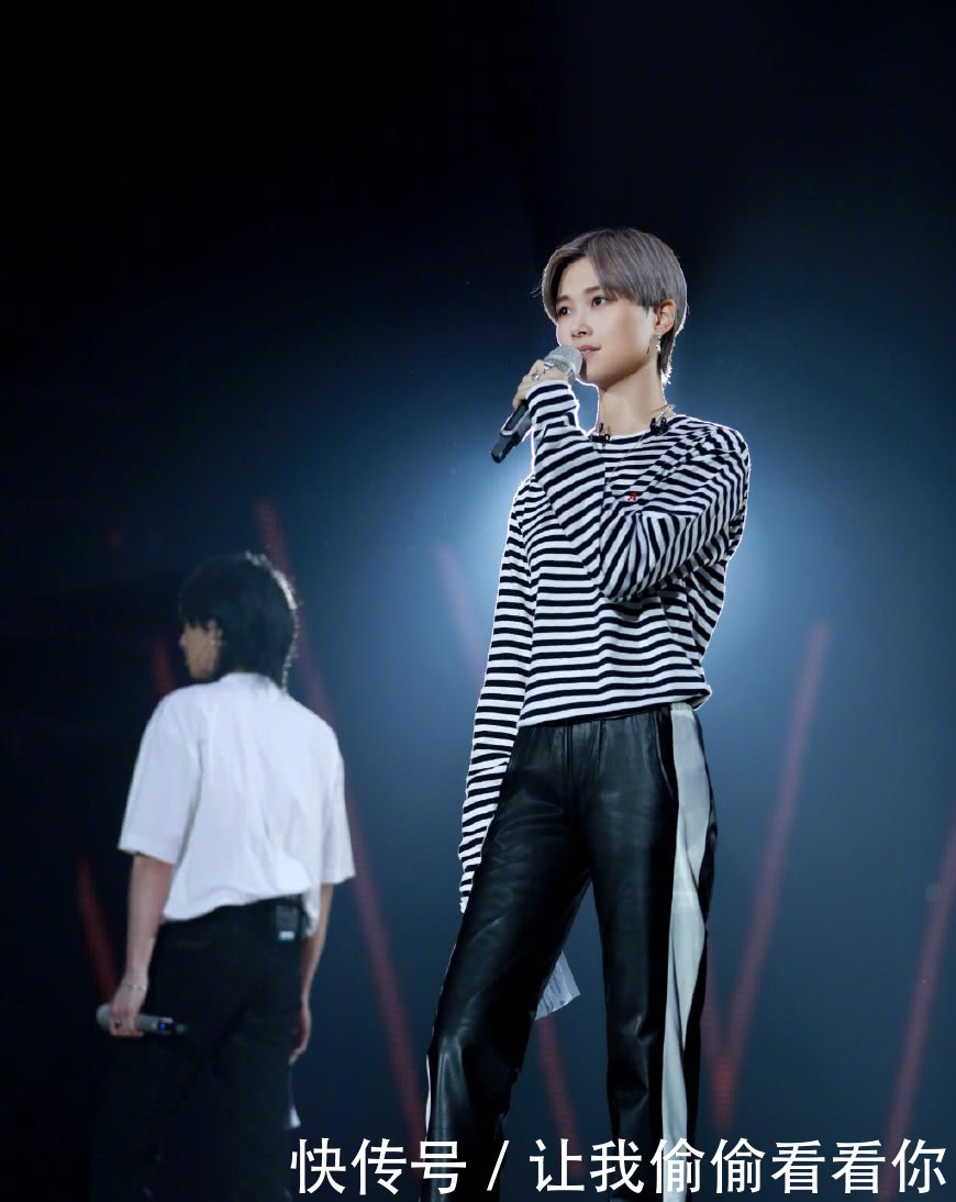 李宇春终于穿裙子了！身穿蛋糕裙高贵优雅，网友：总算有女人味了