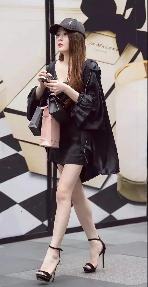 性感小姐姐丝袜美腿加高跟，全身散发女王范儿