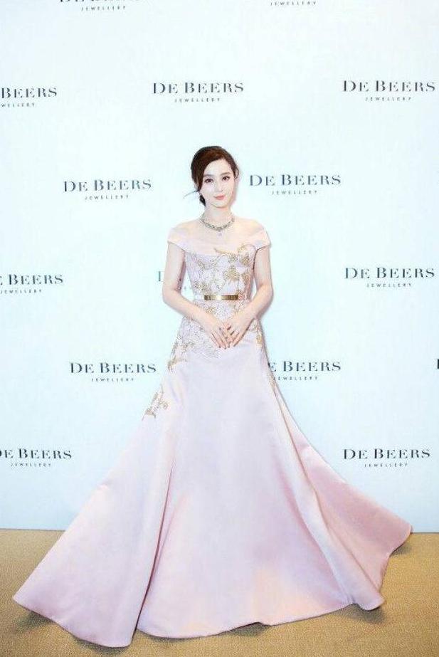 范冰冰身材真好,一字肩裙惊艳全场,网友:难怪能迷倒李晨