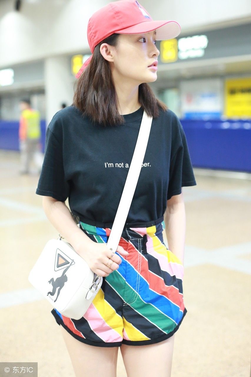 李沁穿了条“纸尿片”质感短裤，真显胖，网友:太辣眼睛了