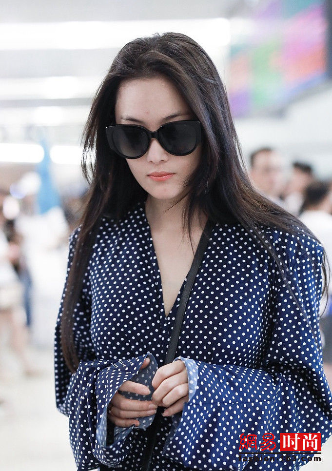 张馨予身材发胖 身穿黑色波点裙显老态