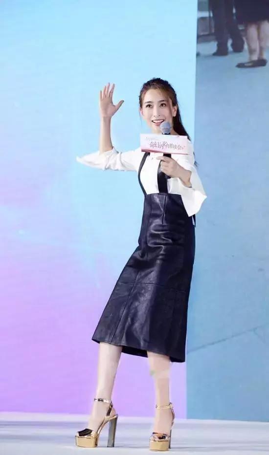 马苏太敢穿了!一身黑裙看似优雅,侧面却尴尬,一转身就辣眼睛!