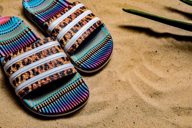 豹纹加持!adidas 的巴西风拖鞋专为夏季准备!