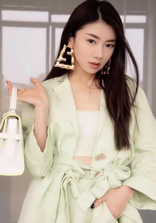  高调@程晓玥穿一身名牌凹造型，换了发型气质都变得不一样，美得太高调