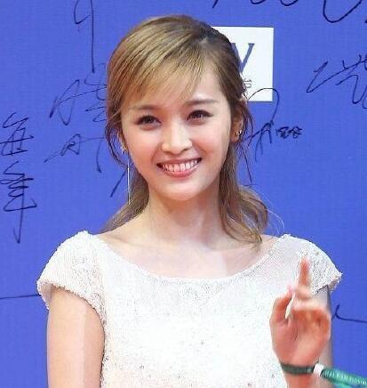 郑爽短发显干练，热巴长发最迷人，看众多女星染发，她却好似大妈