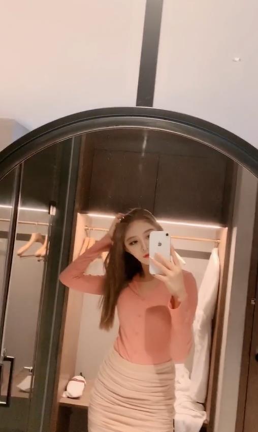 美女你这镜子脏了,得擦一擦才能看得清