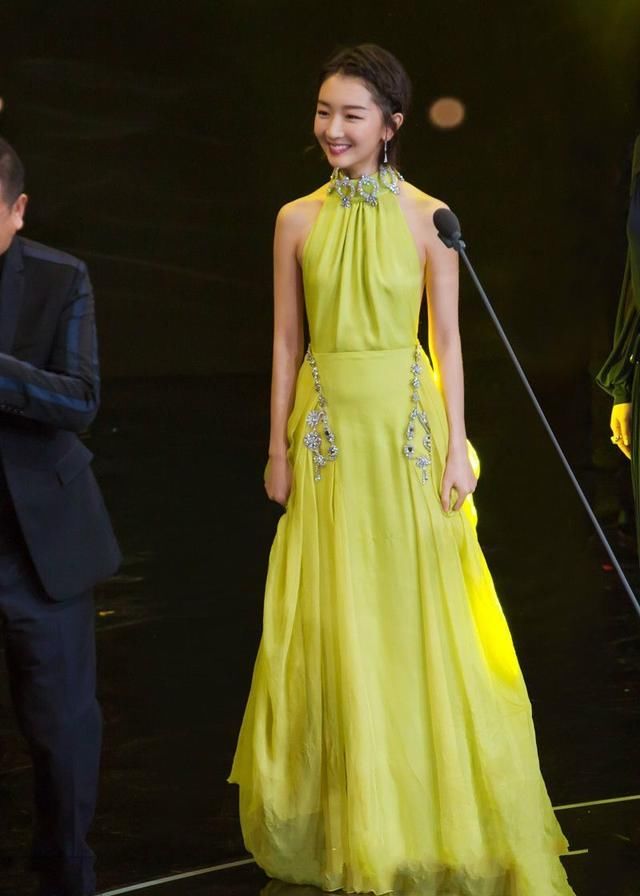 周冬雨把我们都骗了，她的腿根本不直！