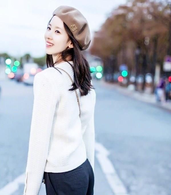 奶茶妹妹章泽天不仅人生开挂，衣品也从小土妹一跃成白富美？