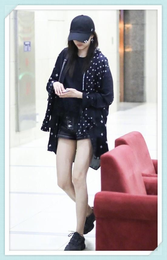 看了关晓彤穿星星装，再看看张韶涵，网友:真嫩还是装嫩一目了然