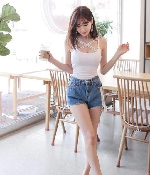 #韵味#很有韵味的牛仔裤美女,身姿曼妙丰盈,特别吸引人