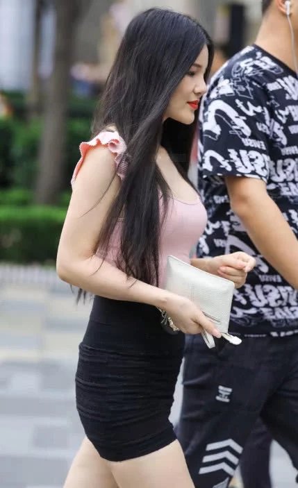 气质小姐姐紧身包臀裙尽显迷人的身材曲线，网友：这胸部包不住了