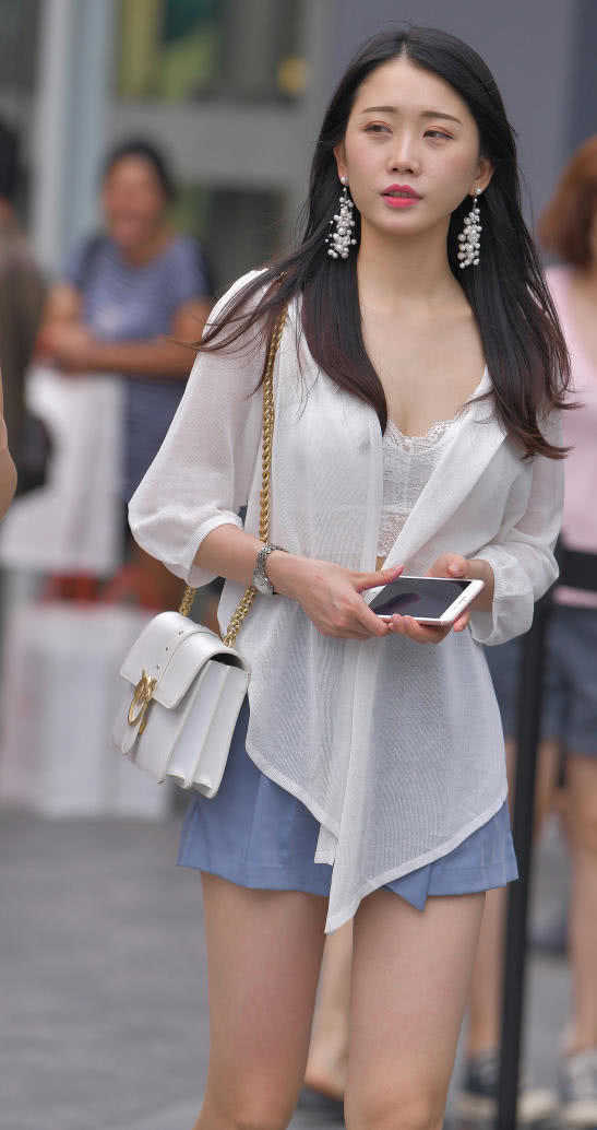 微胖小姐姐白色蕾丝束胸俏皮甜美，和闺蜜一起出街，太有“心机”