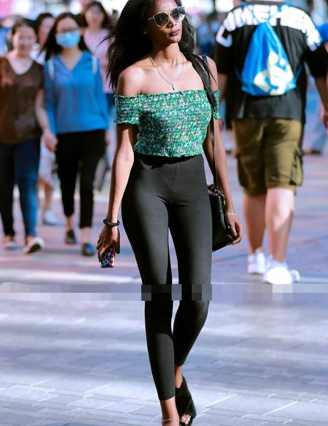 街拍，身材有料的紧身裤美女，一举一动太撩人