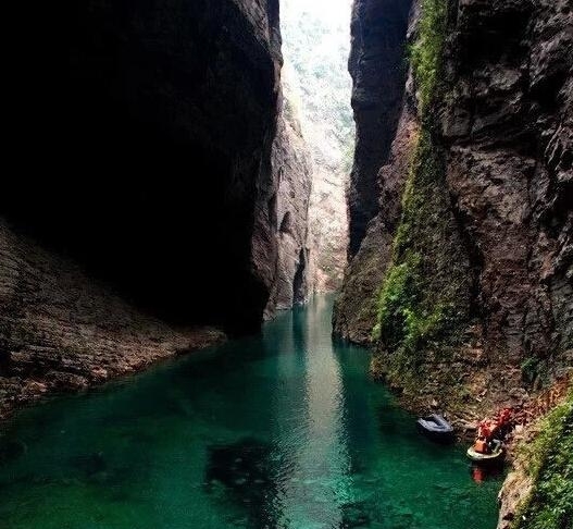 中国最具原生态的地方,水至清船犹如悬浮在空中
