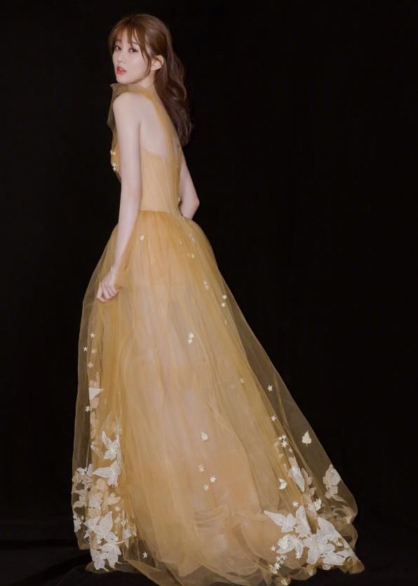 她是现实版的曲筱绡，却一手好牌打烂人设崩塌，逆天长腿美翻！