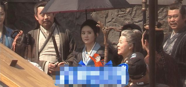  老戏骨@赵丽颖打扮英姿飒爽，与老戏骨有说有笑，嘟嘴卖萌超可爱