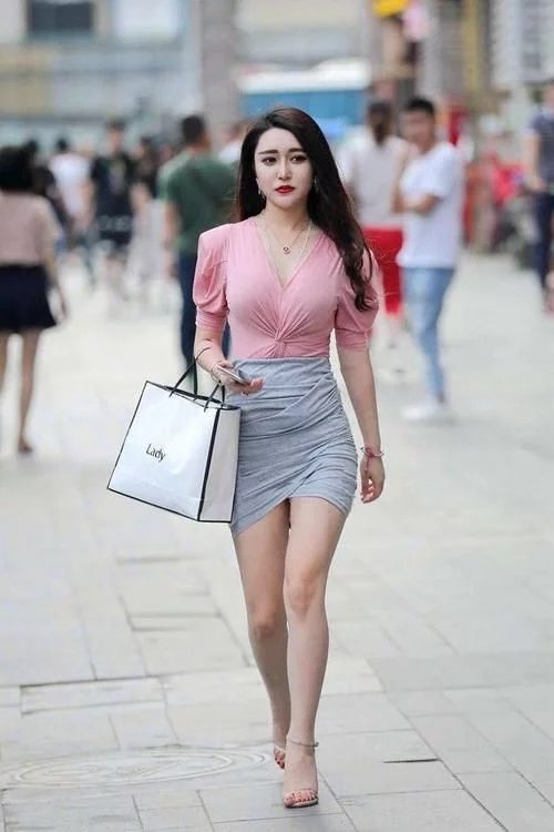 街拍: 女神的淑女穿搭, 紧身显身材, 特别有成熟魅力