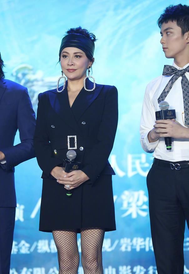 刘嘉玲戴超大耳环穿渔网袜出席活动，网友：中年届最时髦最敢穿的