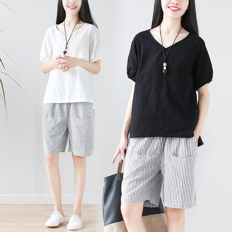 别傻傻T恤配牛仔?又丑又土!今年流行棉麻衫+短裤，轻便还美丽