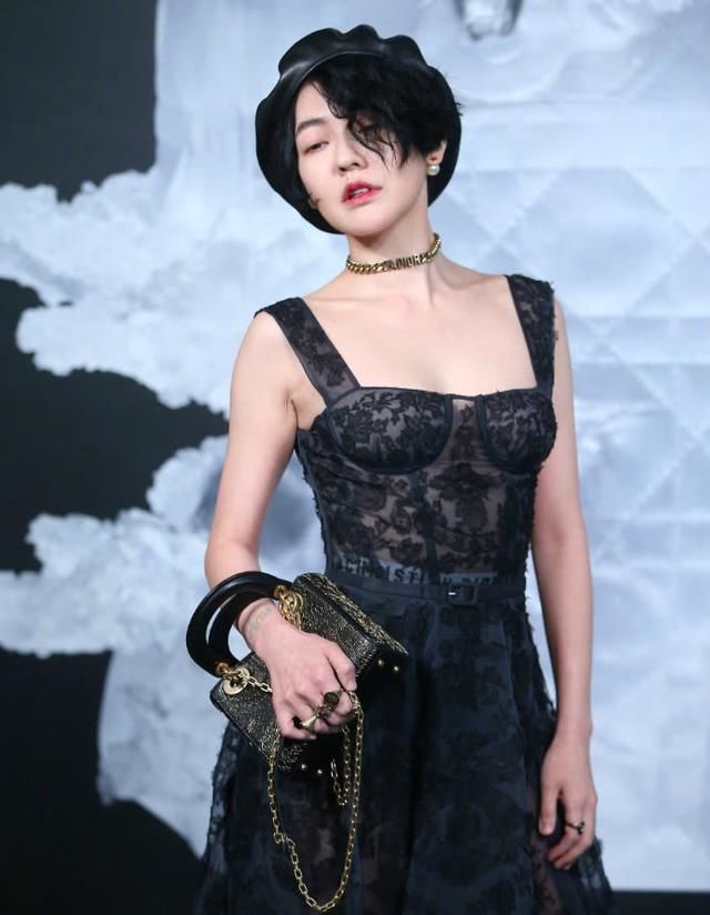 小S穿白色连体衣秀火辣身材，和谢娜比美一个细节看出了人品！