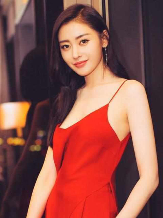 张天爱机场素颜照曝光，鞋子抢了镜，网友:简直不能忍!