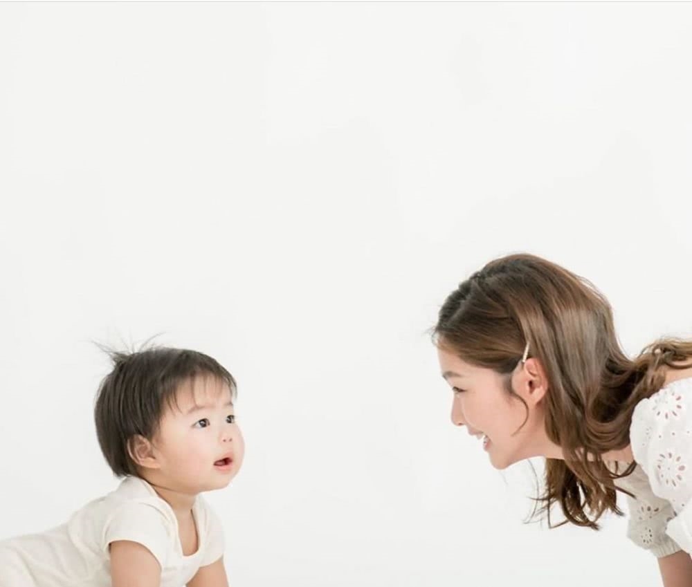  [晒出]TVB花旦晒温馨全家福贺儿子1岁生日 肉嘟嘟的小寿星像足爸妈