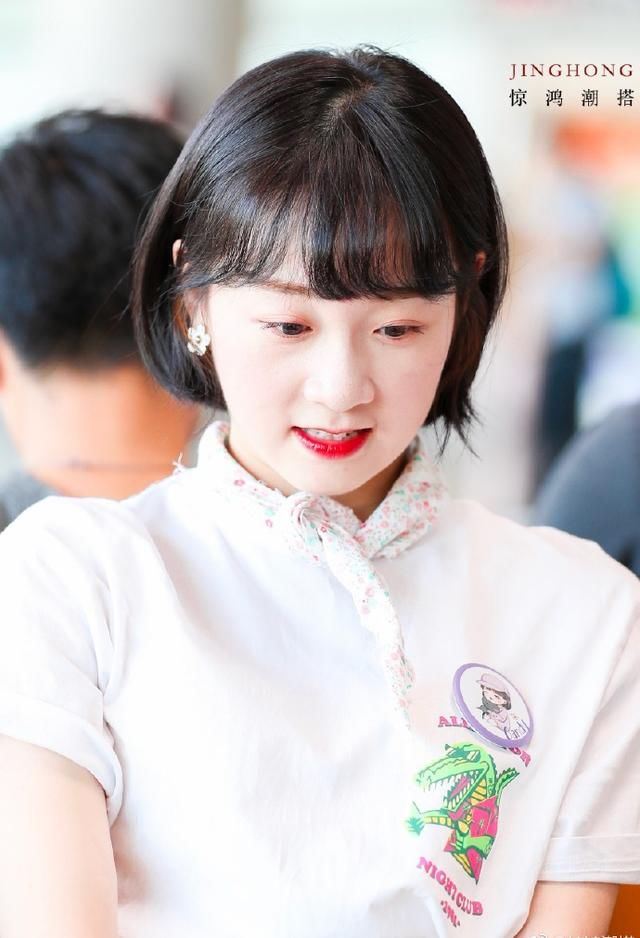 李子璇真会装嫩，23岁还穿小学生的衣服，却被裙子勒出了小肚子