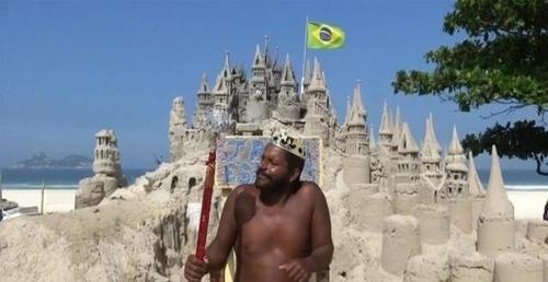 世界上最落魄“国王”，3平米城堡住22年，下雨坏了要自己修