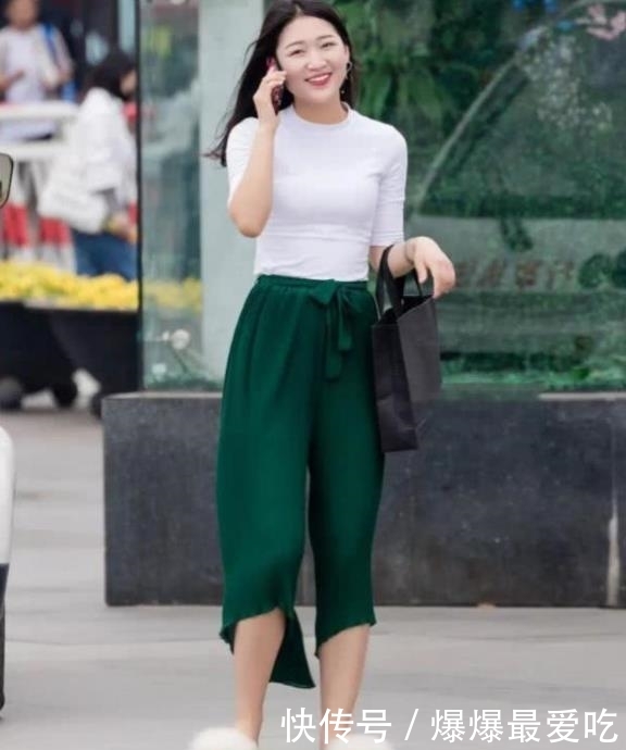 「短袖」街拍:靓女如云的小姐姐,一件白色短袖配粉色短裙,时尚女神魅力
