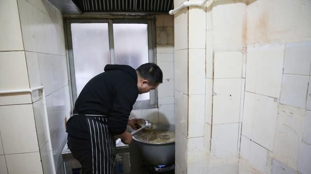  「西安」名牌大学毕业放弃“铁饭碗”和妻子两地分居，开小吃店从早忙到晚